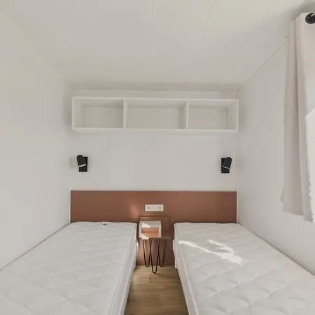 Chalet 6 Pers Avec Piscine Proche Plage (Adults Only) *